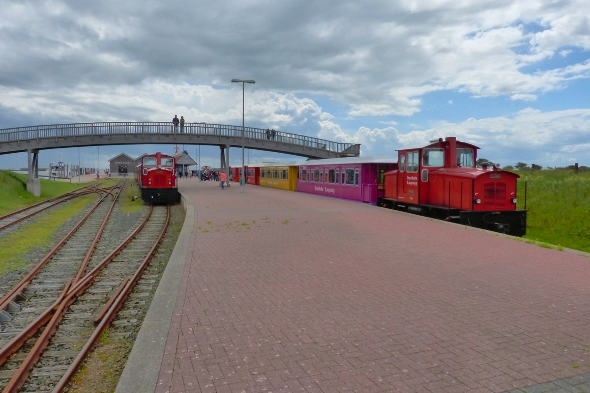 Lok 5 (rechts) sowie eine weitere Lok der Inselbahn Langeoog am 2.7.16 im Bahnhof Anleger.