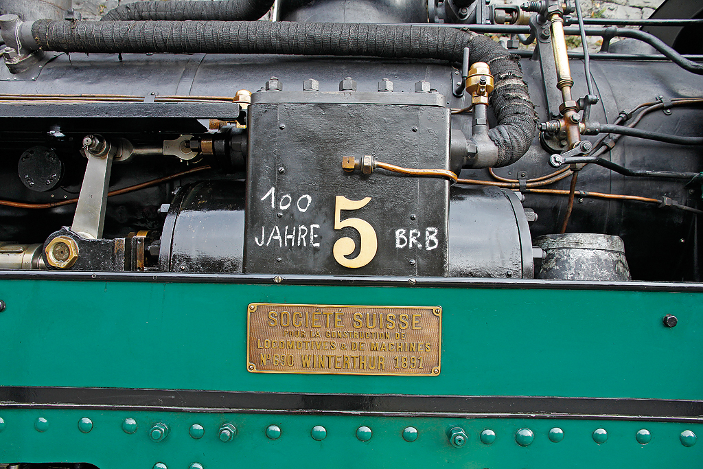 Lok 5 wurde zwar 1891 gebaut, war aber bis 1912 bei den WAB. Die BRB kaufte die Maschine, baute sie von System Riggenbach auf System Abt um und setzte sie ab 1913 als 5. Lok ein. Kleines 100 Jahre-Geburtstagsfest am letzten Tag in der Saison. Aufnahme in Talstation Brienz, 20. Okt. 2013, 10:18