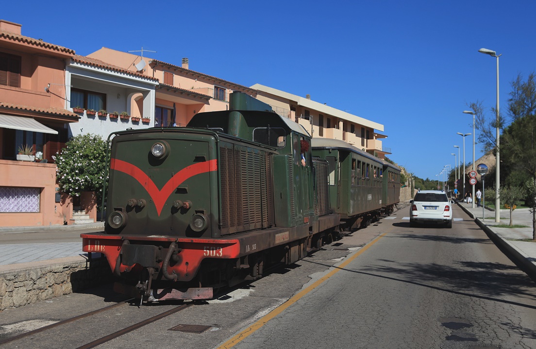 Lok 503 schiebt ihren Fuhrpark in Palau Marittima die Straße hinauf, um 200m weiter Kopf zu machen und ihren Touristikzug nach Tempio zu fahren. 02.09.2014.