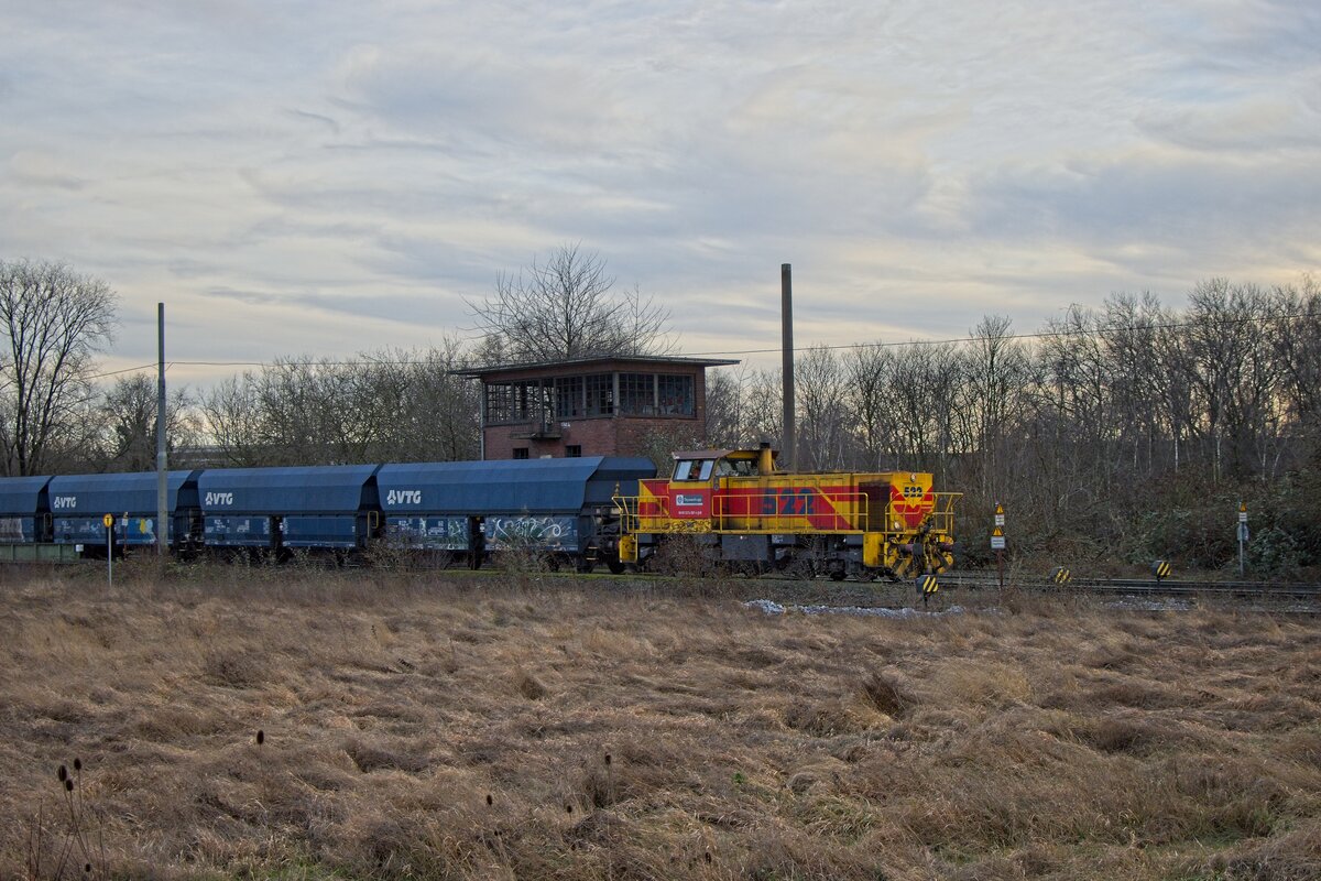 Lok 522 passiert mit einem Zug aus leeren Schüttgutwagen den Landschaftspark Duisburg-Nord (01.01.2022)