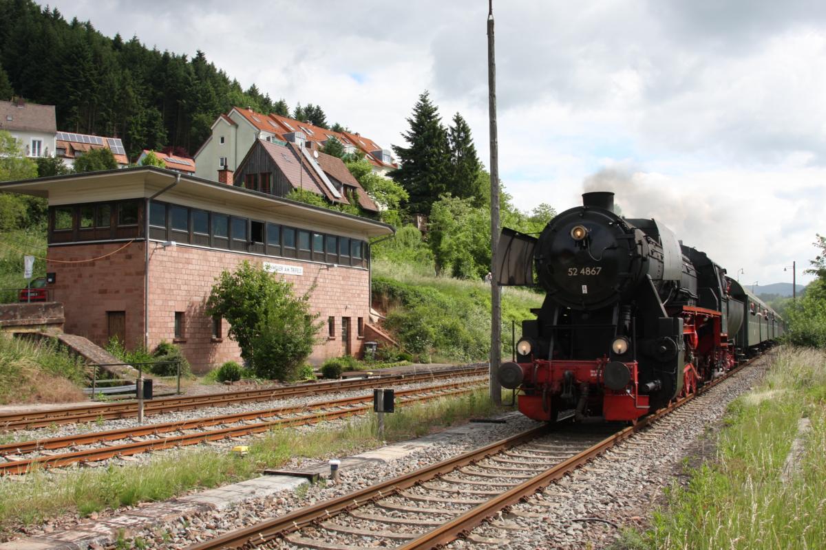 Lok 524867 passiert das große Stellwerk in Annweiler am Trifels. Die Lok ist hier im Rahmen des Dampfspektakel 2014 mit einem Sonderzug von Neustadt Weinstraße kommend nach Bundenthal - Rumbach unterwegs. 