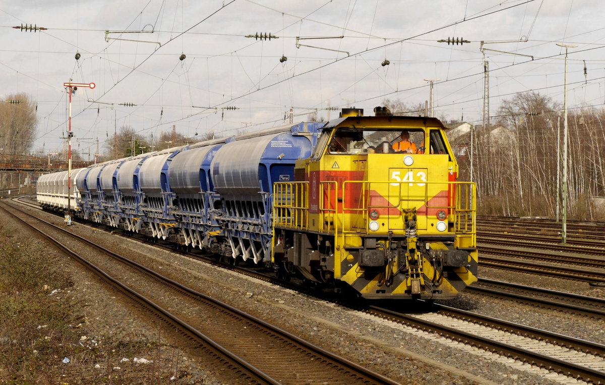Lok 543 der Eisenbahn und Häfen Duisburg (275 845) kommt mit einem Kalkzug aus dem Angertal durch Düsseldorf-Rath. 19.2.21.