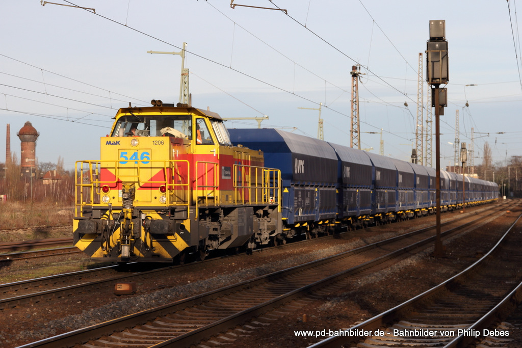 Lok 546 (ThyssenKrupp Steel Europe AG) mit einem Kalkzug in Duisburg Bissingheim, 18. Januar 2014
