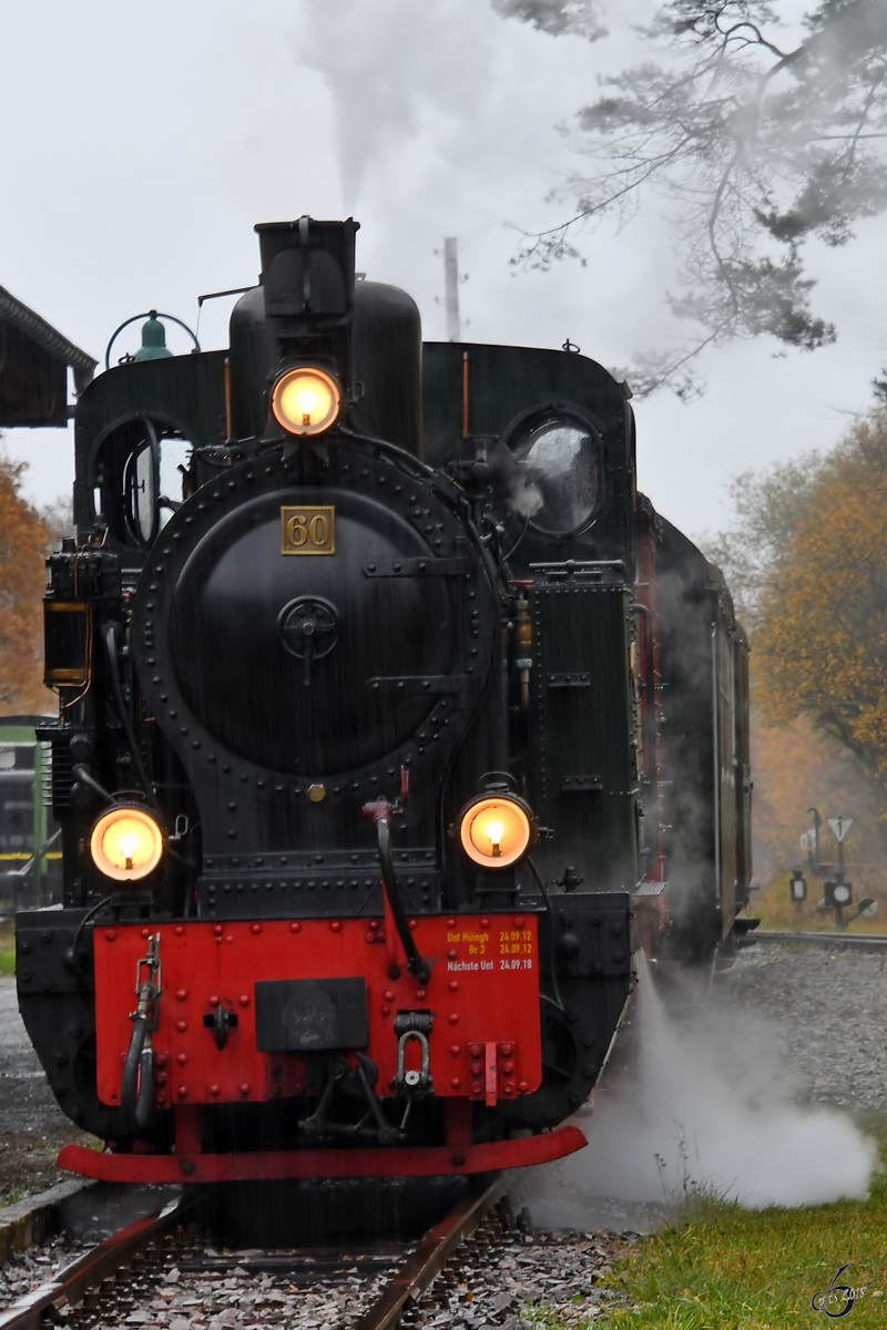 Lok 60  Bieberlies  dampft im November 2018 am Bahnhof Hüinghausen.