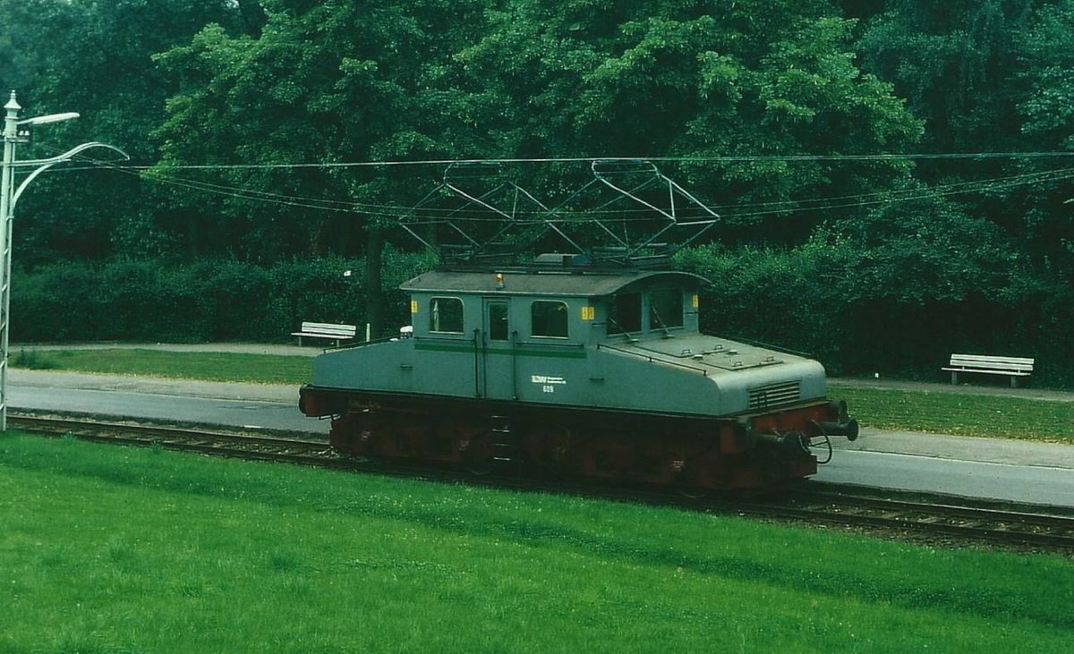 Lok 609 der Wuppertaler Stadtwerke (Kleinbahn Loh - Hatzfeld) in Wuppertal-Loh im Sommer 1978.