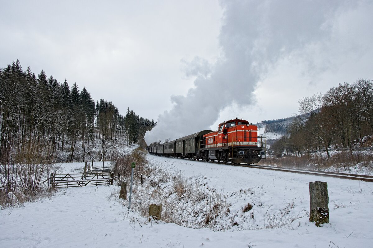 Lok 61 (295 953-4) der RVM untersttzt 78 468 am Schluss eines Sonderzuges nach Winterberg (21.01.2023)  