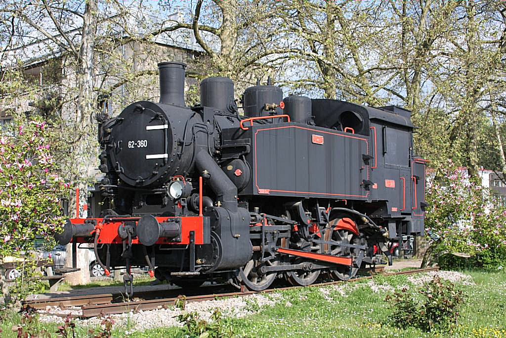 Lok 62 360 von Djuro Dzakovic ist am Bahnhof Sevnica auf dem Denkmalsockel gelandet. Die Aufnahme entstand am 28.4.2008.