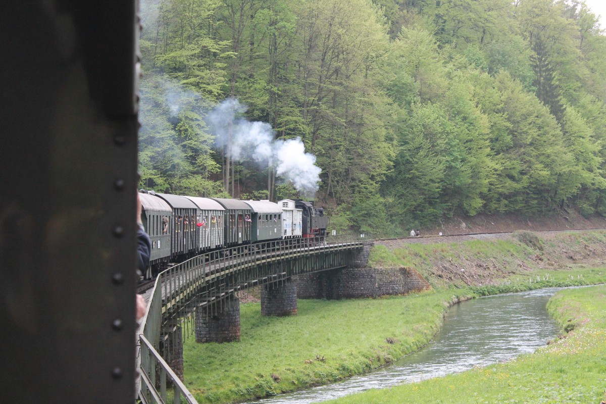 Lok 64 491 überquert am 01.05.2014 im langsamen Tempo die Wiesent kurz hinter Behringersmühle in Richtung Ebermannstadt.