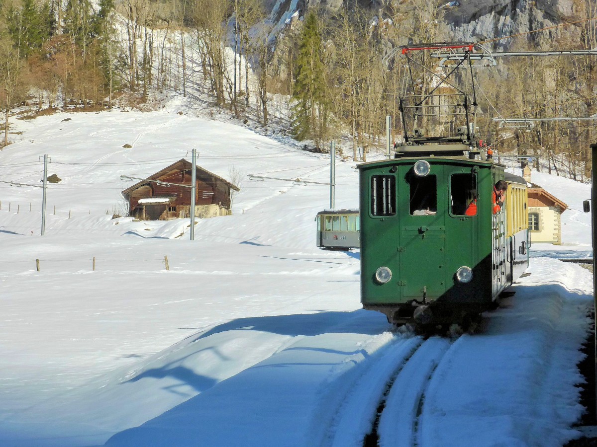 Lok 64 in der Witimatte, wo einst die alte direkte Linie nach Wengen im Hintergrund abzweigte. 20.Februar 2015. 