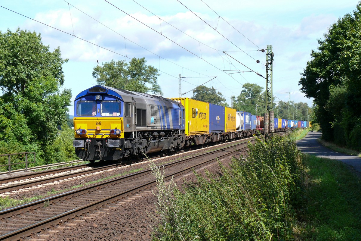 Lok 6612 von ERS zieht einen Containerzug rechtsrheinisch durch Ariendorf Richtung Süden. Das Bild enstand am 28/07/2009.