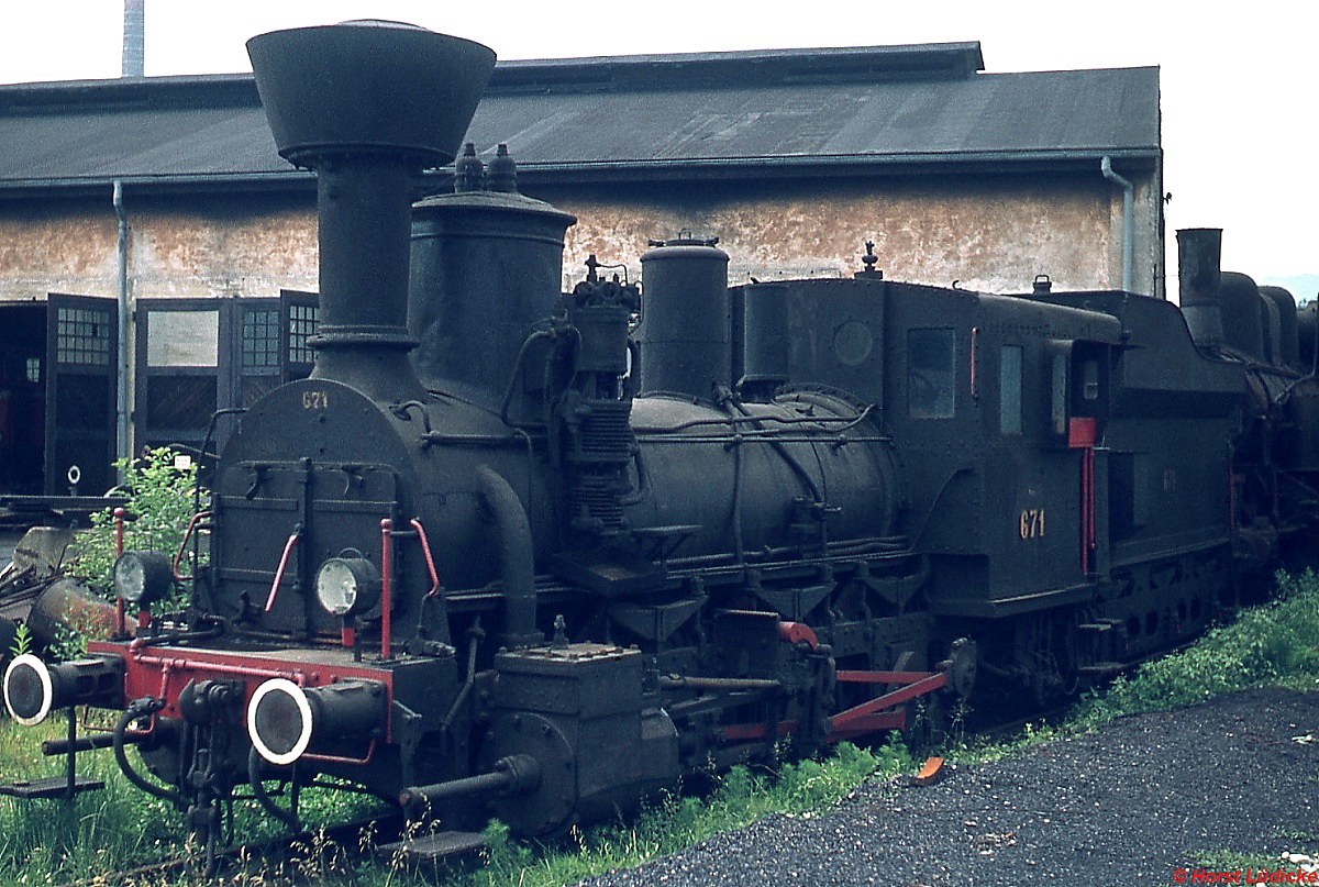 Lok 671 der Graz-Köflacher Bahn am 18.06.1974 im Heizhaus Graz. Die Lok wurde 1860 von der StEG unter der Fabrik-Nr. 504 für die Südbahn gebaut und Ende 1925 an die GKB verkauft. Bei meinem Besuch war sie noch nicht museal hergerichtet und besaß noch einen Kobelschornstein. Dahinter ist noch eine ehemalige Südbahn-30 erkennbar.