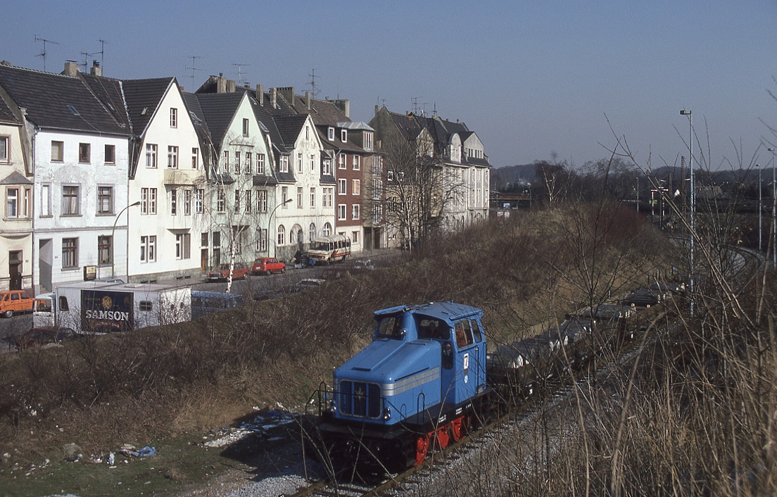 Lok 7 der Mannesmann Werke bringt eine Fuhre vom Bahnhof Düsseldorf Rath ins Werk an der Oberhausener Straße, 05.03.1987.