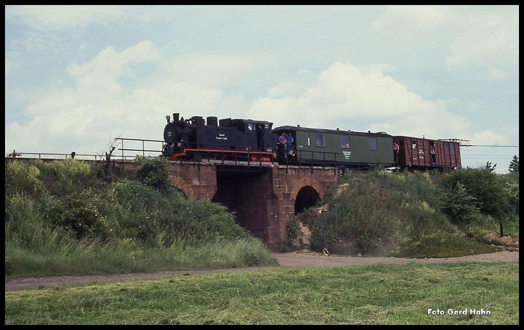 Lok 7 mit einem kleinen Sonderzug am Ortsrand von Klostermansfeld am 22.6.1991.