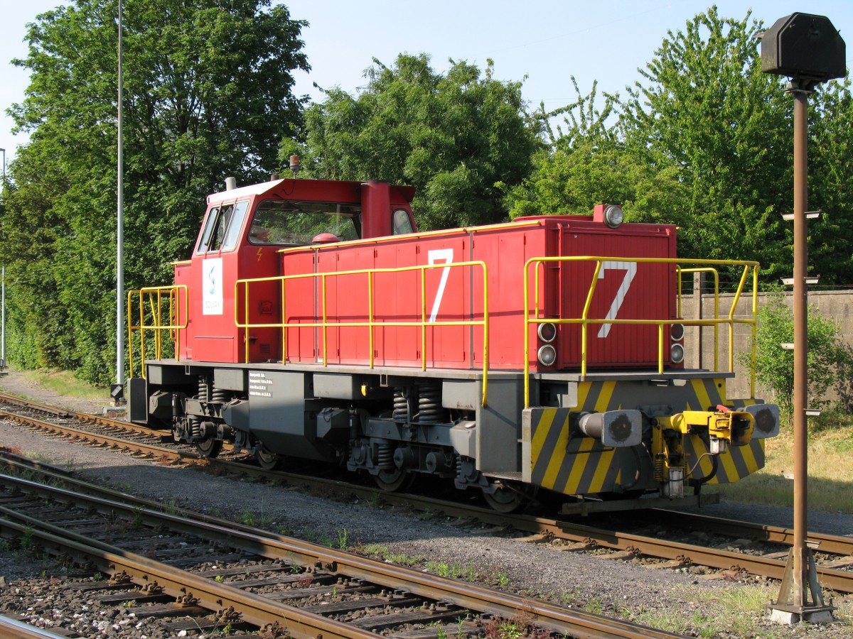 Lok 7 der Solvay Infra GmbH, Rheinberg - Bahnübergang Werftstraße 2015-06-11-17-39 - MaK G 1203 BB - Bj 1985