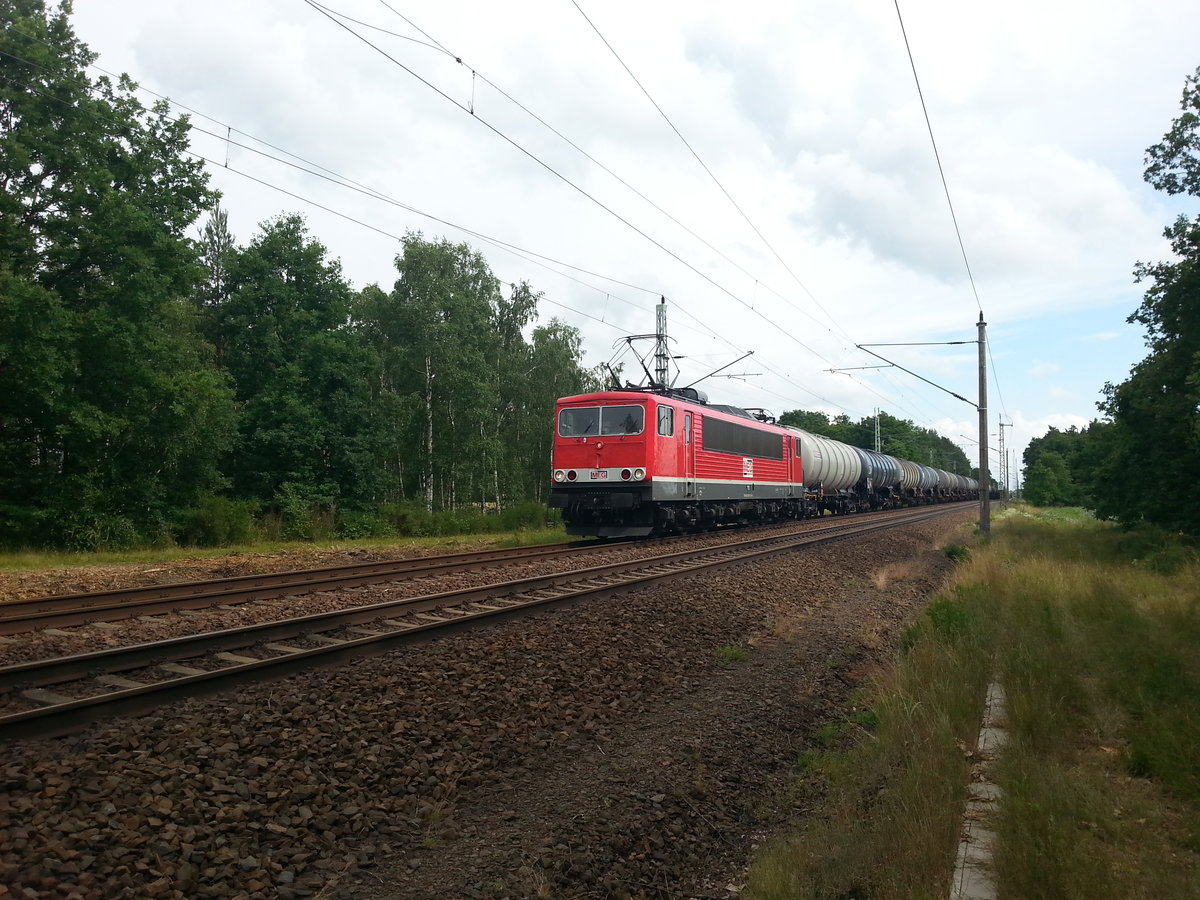 Lok 70 der MEG (BR 155) bespannte den Kesselwagenzug geladen mit Dieselkraftstoff und fuhr durch Frauenhain am 15.06.2016