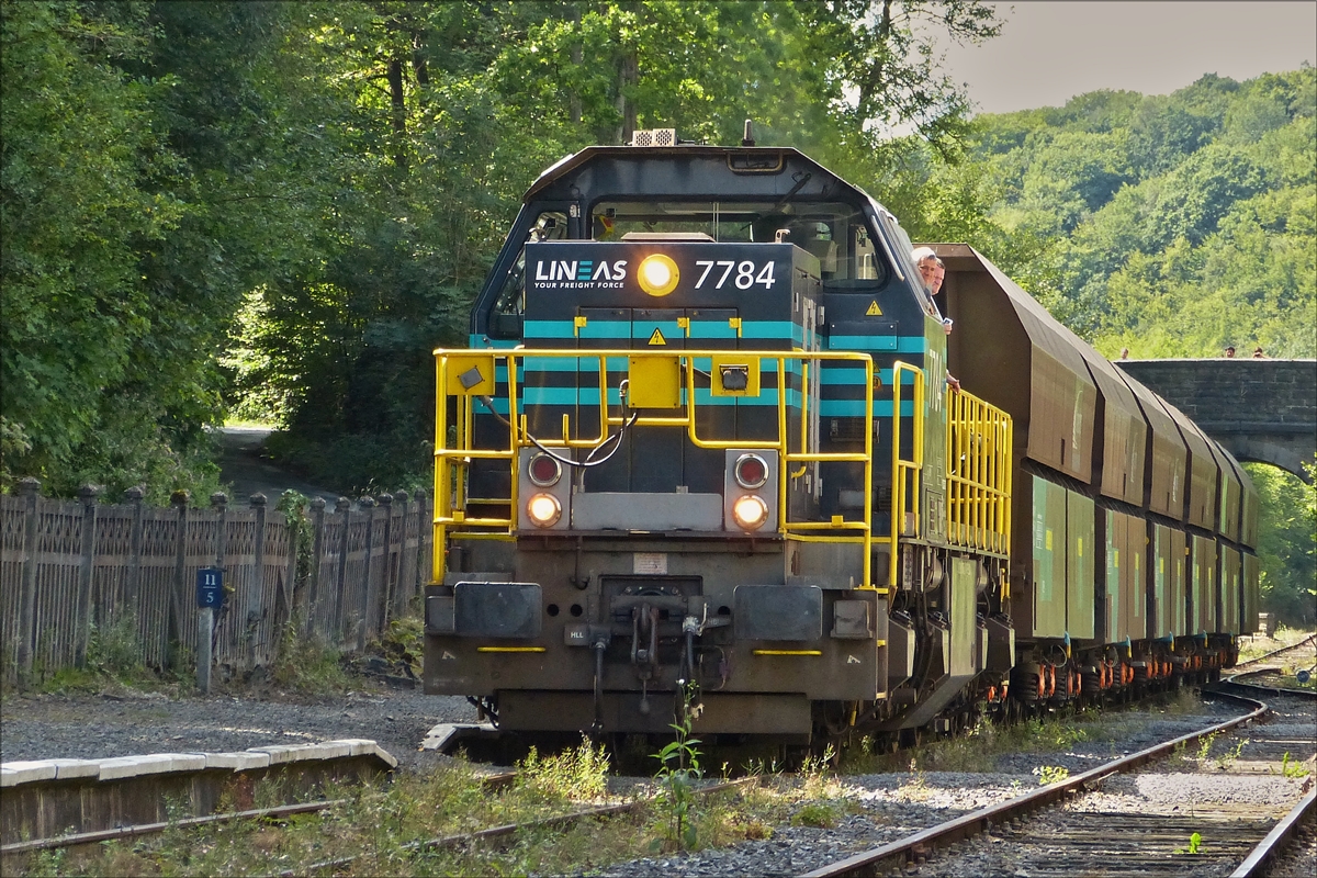 Lok 7784 von Lineas, auf der Museumslinie  Le Chemin De Fer Du Bocq  unterwegs, hier am Bahnhof Dorinne-Durnal. Am 14.08.2017 organiesirte der Verein einen Dieseltag für Bahnfotografen.  (Hans)