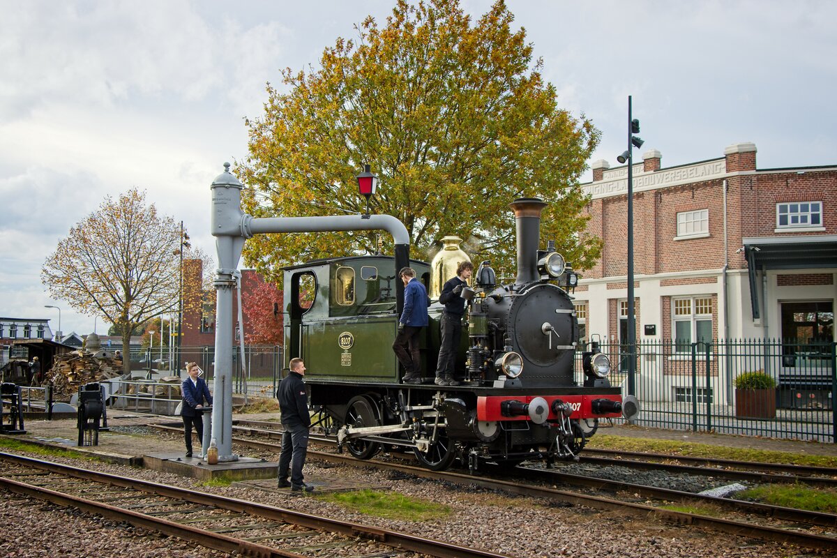 Lok 8107  Kikker  im Bahnhof Haaksbergen beim Wasserfassen und Schmieren (31.10.2021)