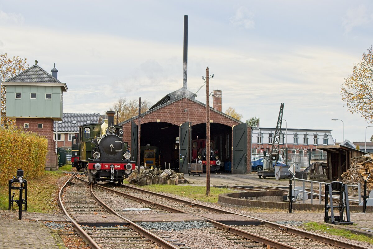 Lok 8107  Kikker  der MBS im Bahnhof Haaksbergen auf dem Weg zum Wasserfassen (31.10.2022)