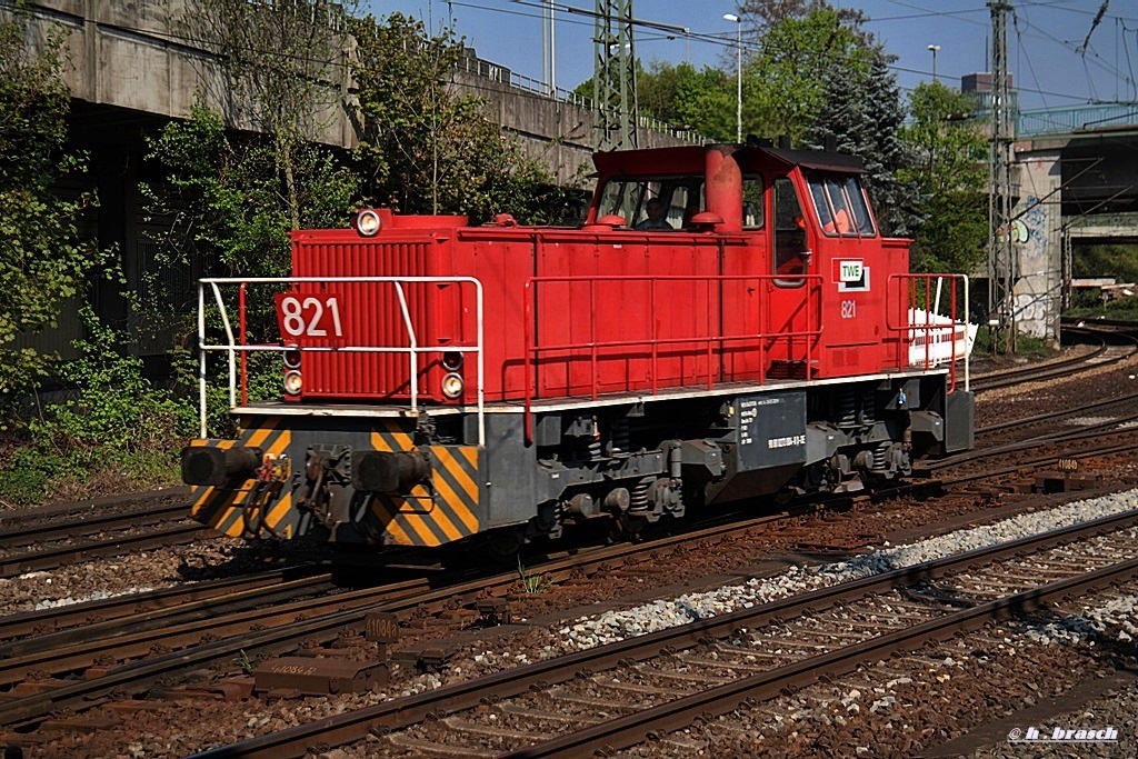 lok 821 der TWE fuhr solo am 22.04.14 durch hh-harburg