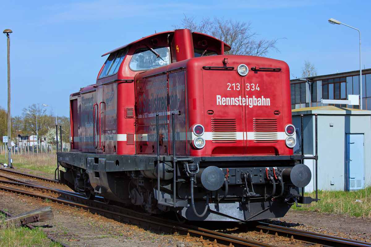 Lok „Marion  der Rennsteigbahn beim Umlaufen auf dem Bahnhof Torgelow. - 23.04.2015 - Am BÜ Borkenstr. aufgenommen.