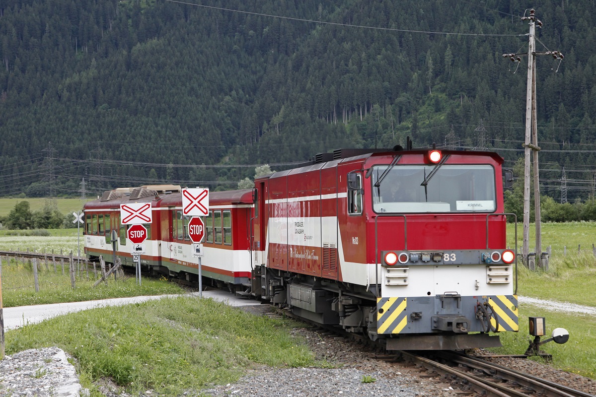 Lok 83 fährt am 14.07.2016 in den Bahnhof Stuhlfelden ein.