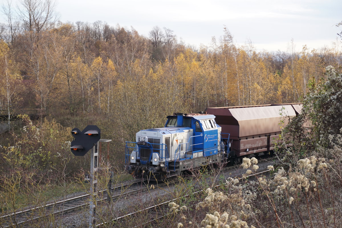 Lok 85 der Verkehrsbetriebe Peine-Salgitter GmbH befördert einen leeren Erzzug. 20.11.2016 Salzgitter, Industriestraße