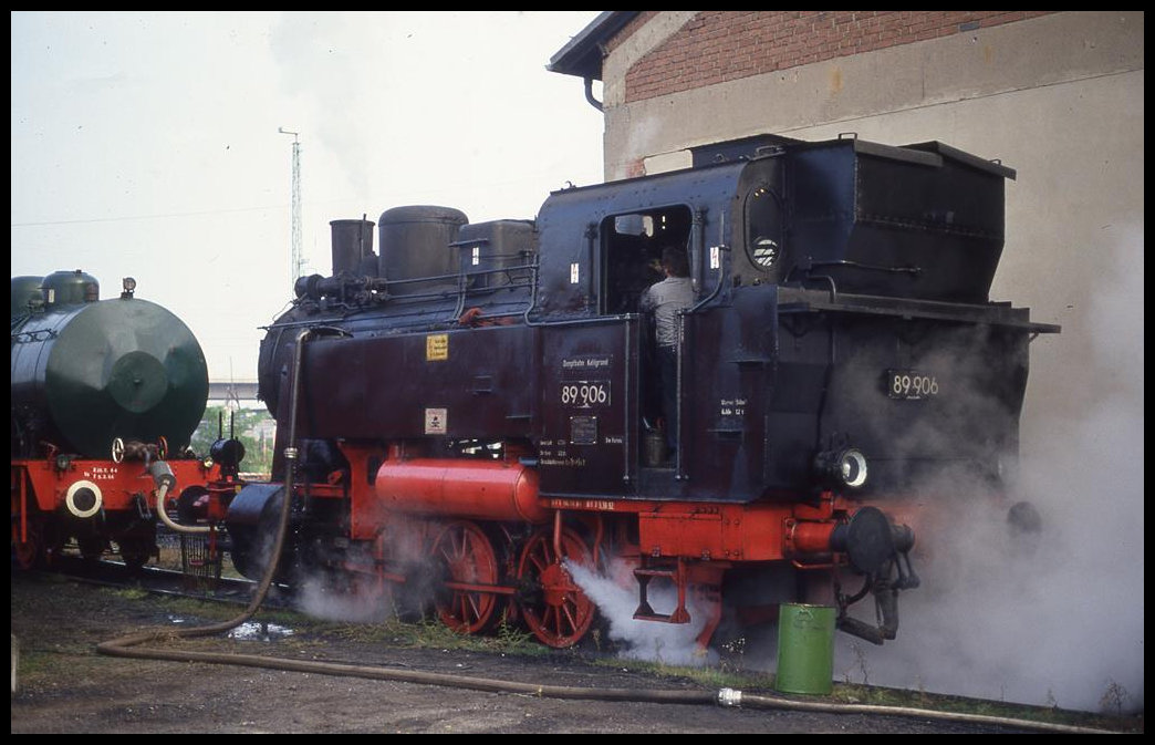 Lok 89906, Lok Nr. 3129 von LH Breslau, war am 2.10.1994 vor dem Lokschuppen in Hanau angeheizt und betankte eine Dampfspeicherlok!