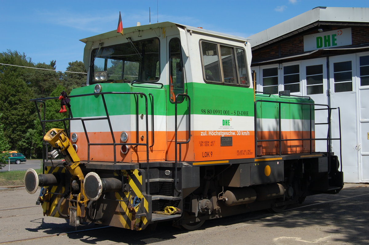 Lok 9 der DHE 8 (Delmenhorst-Harpstedter Eisenbahn) in Warteposition, aufgenommen am 1.5.2011