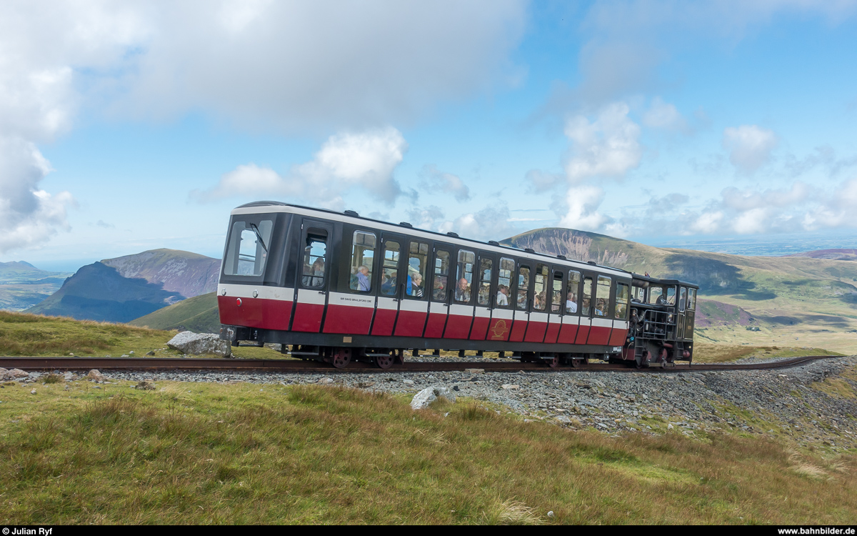 Lok 9  Ninian  der Snowdon Mountain Railway befindet sich am 15. August 2017 kurz vor Clogwyn auf Bergfahrt.