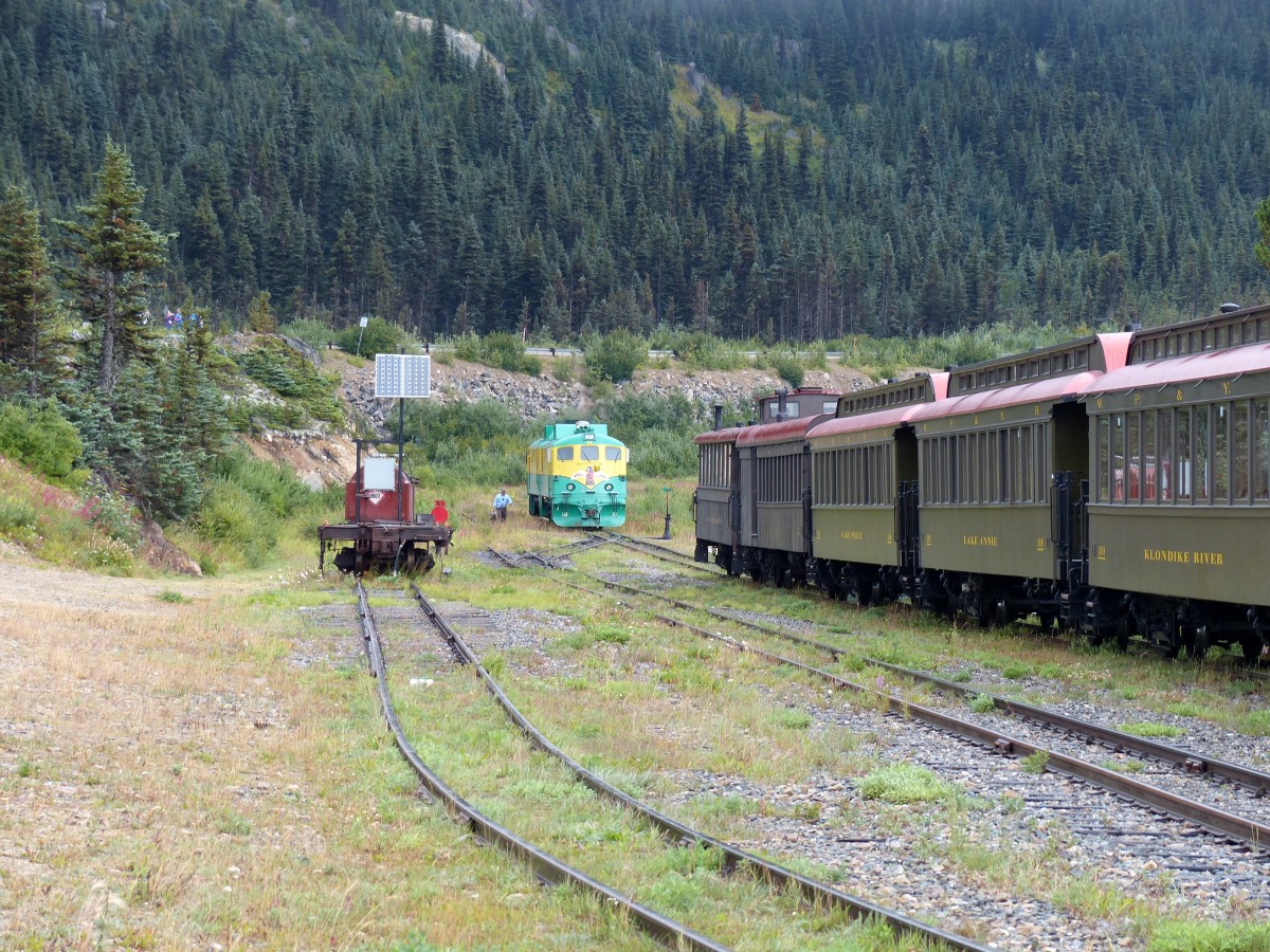 Lok 91 setzt am 16.08.2013 in Fraser (British Columbia) um um den Zug wieder zurck nach Skagway (Alaska) zu bringen. Die White Pass and Yukon Route ist die einzige Bahnverbindung zwischen Kanada und Alaska und ist noch zwischen Skagway und Carcross (Yukon) in Betrieb. Auf dem letzten Abschnitt bis Whitehorse (Yukon) fahren keine Zge mehr.