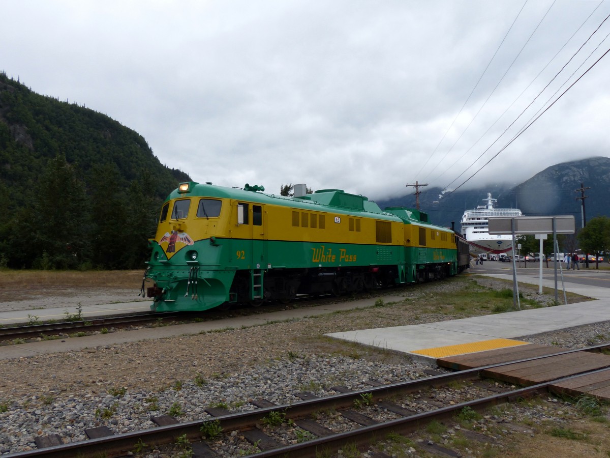Lok 92 der White Pass and Yukon Route am 16.08.2013 in Skagway. Im Hintergrund das Kreuzfahrtschiff Norwegian Sun.