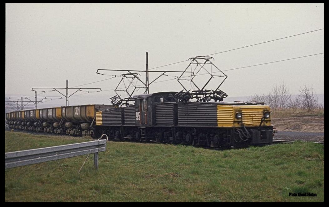Lok 95 mit Kohlenzug aus dem Braunkohlen Tagebau Helmstedt - Buschhaus am 5.4.1989.