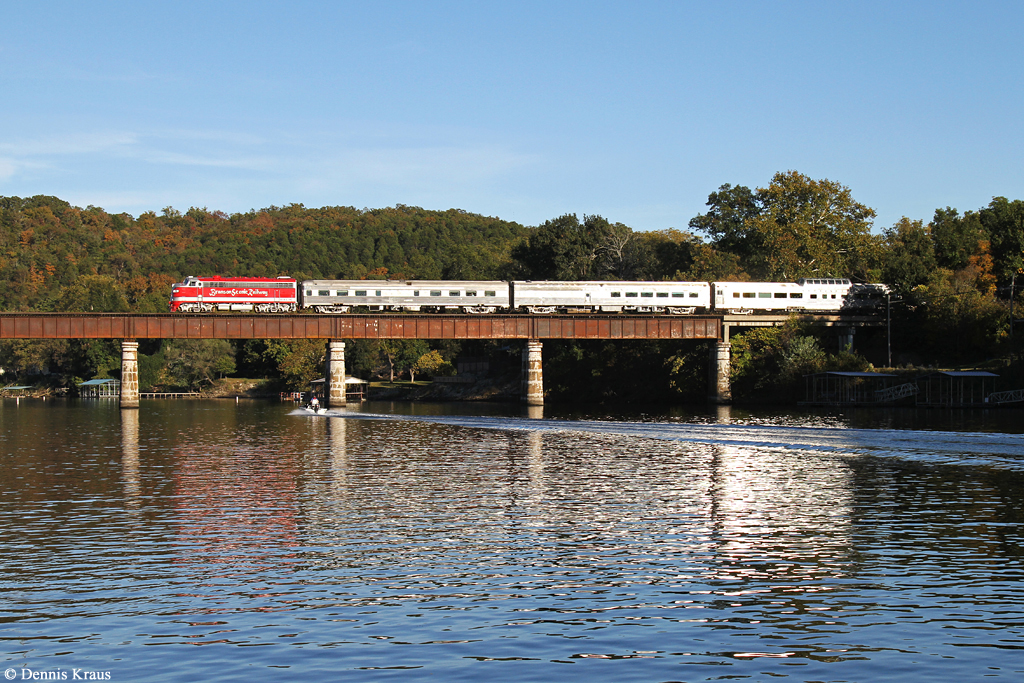 Lok 98 (EMD F9PH) der Branson Scenic Railway mit Sonderzug am 07.10.2015 bei Branson, Missouri.