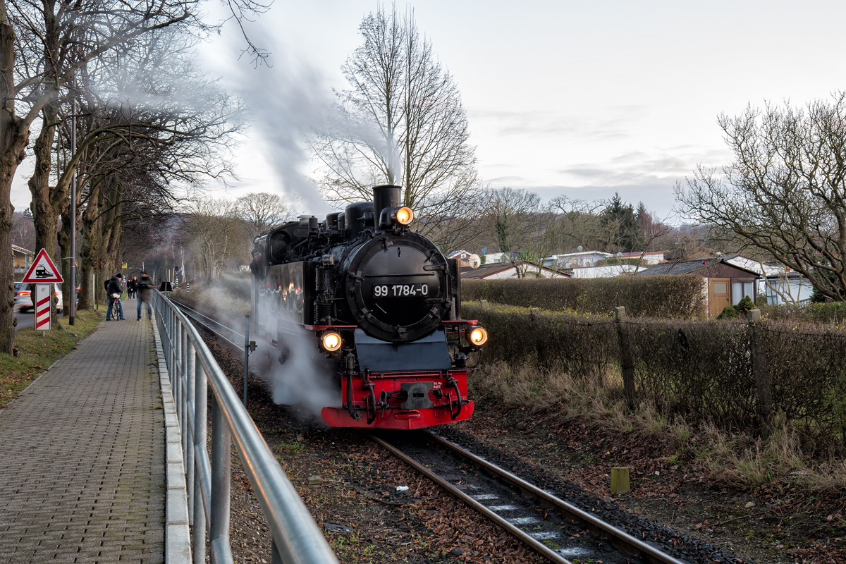 Lok 99 1784 beim Umlaufen auf dem Bahnhof Binz LB. - 29.12.2017
