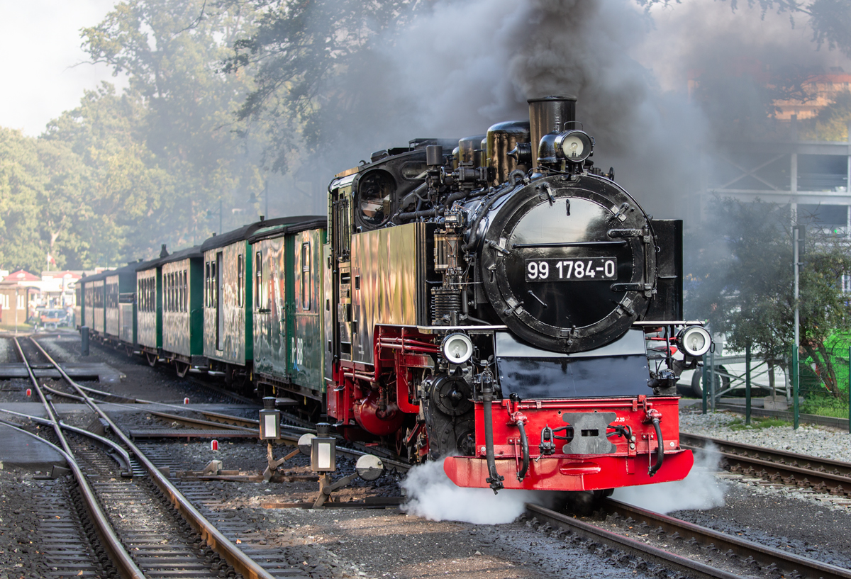 Lok 99 1784 mit dem RASENDEN ROLAND ausfahrend in Göhren. - 12.09.2021
