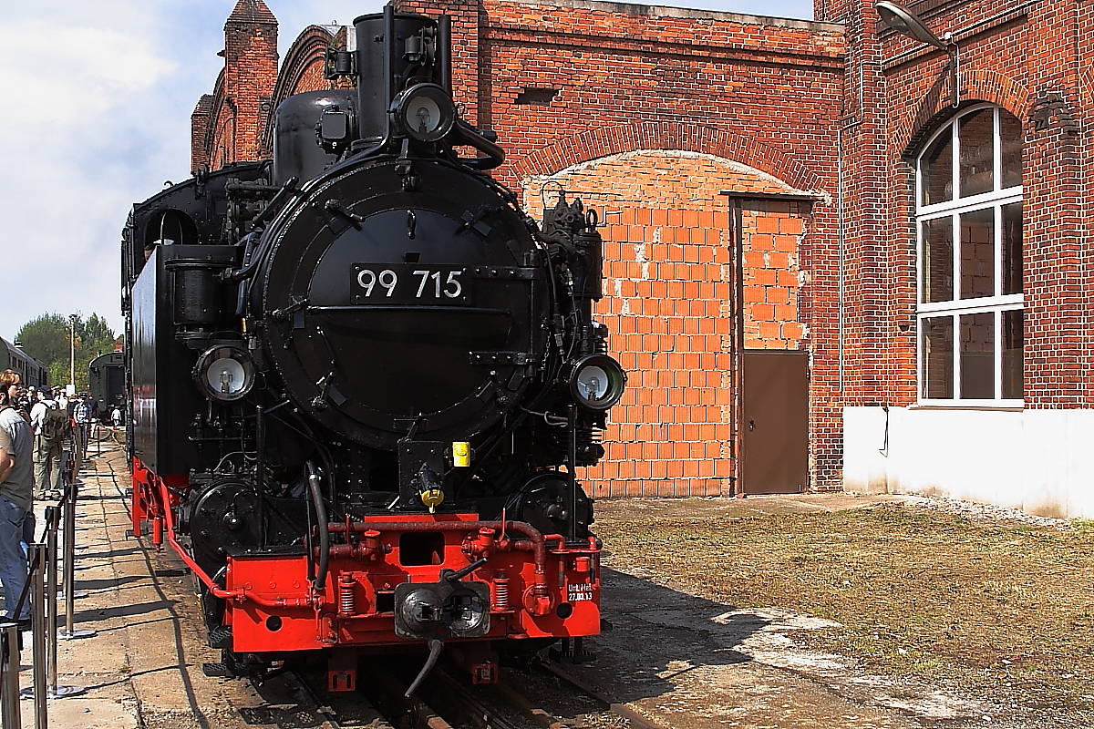 Lok 99 715 (schsische VI K) der Prenitztalbahn bei Fhrerstandsmitfahrten fr Kinder, anllich der XIX. Dampfloktage, im Dampflokwerk Meiningen. Sehr interessante Infos ber die Lok, u.a. auch den kompletten Lebenslauf, findet man unter www.dampflok99715.de!