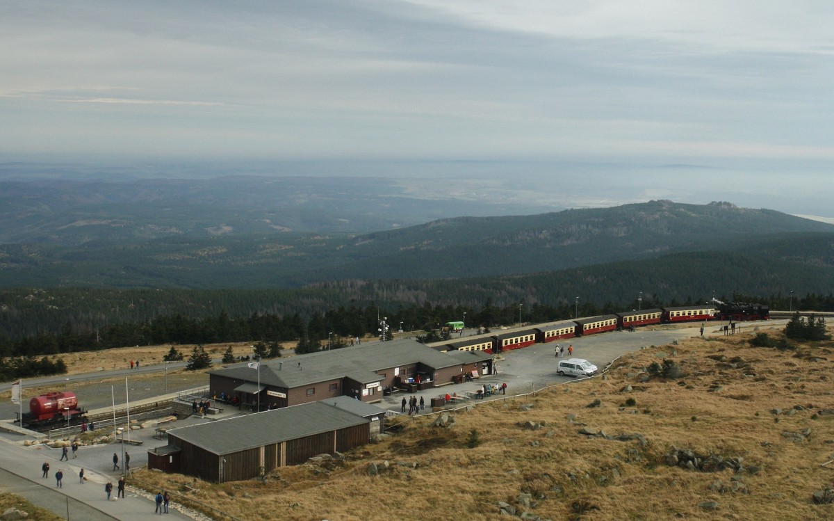 Lok 99 7234-0 steht am 24.10.2013 mit dem Zug nach Wernigerode im Bahnhof Brocken. Es war relativ gutes Wetter mit weiter Sicht.
