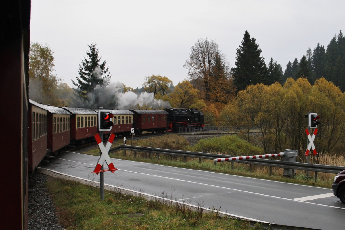 Lok 99 7245-6 rollt am 24.10.2013 vom Wernigerode kommend nach Nordhausen. Hier in der Nhe vom Bahnhof Sorge.