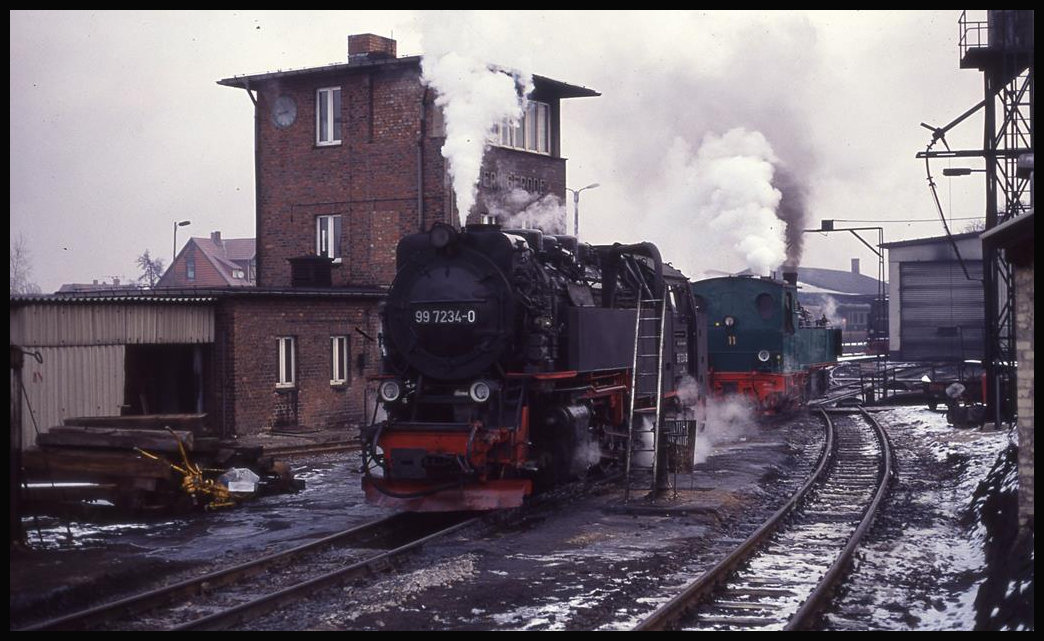 Lok 997234, dahinter Lok 11 an der Drehscheibe, am 19.2.1994 im BW Wernigerode.