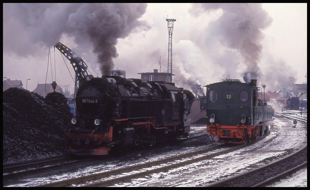 Lok 997234 neben Lok 13 der HSB am 19.2.1994 im BW Wernigerode.