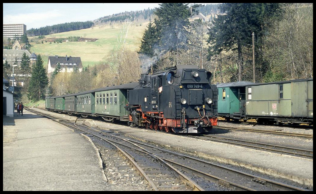 Lok 99749 steht abfahrbereit mit dem Personenzug nach Cranzahl am 4.5.1995 im Bahnhof Oberwiesenthal.