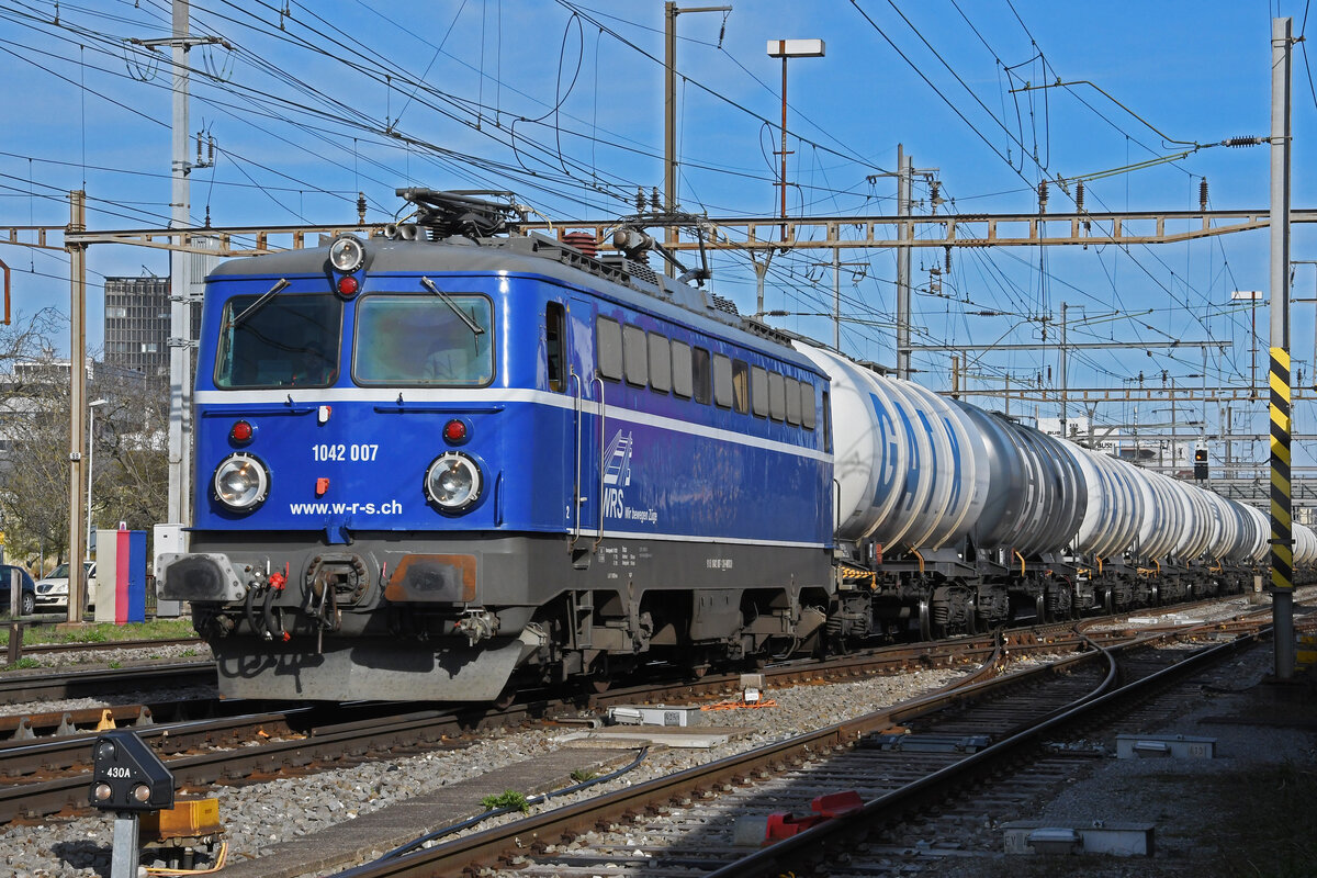 Lok Ae 1042 007-1 der WRS durchfährt am 22.03.2023 den Bahnhof Pratteln.
