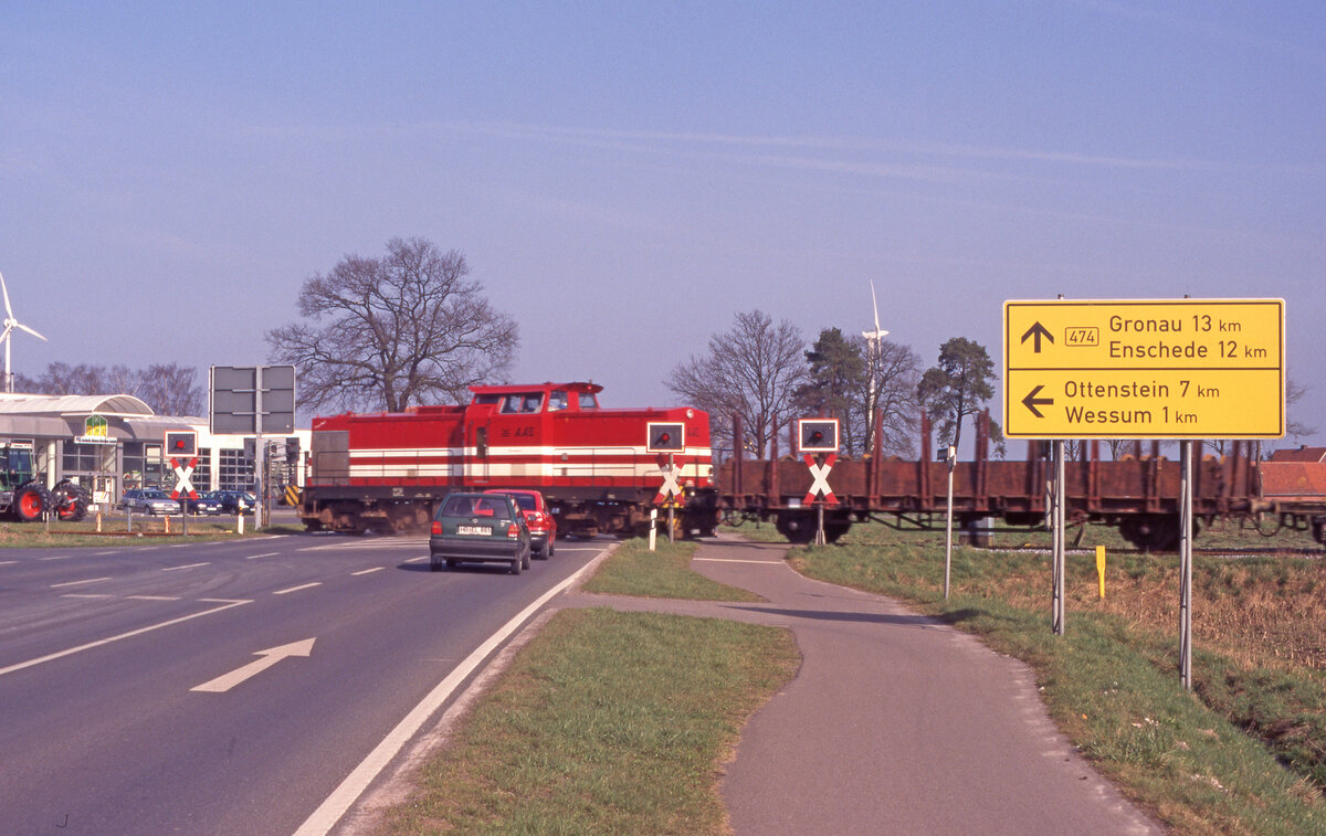 Lok Alstätte II (2) der AAE überführt 6 Wagen von Lünen Süd zur Werkstatt in Alstätte. Hier zwischen Ahaus und Alstätte fotografiert am Bahnübergang in Wessum am 16.03.1999. Scanbild 7821, Fujichrome100.