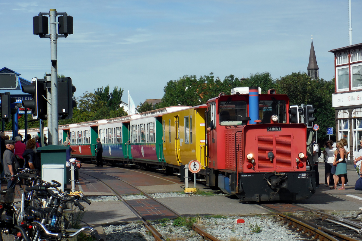 Lok  Aurich  der Borkumer Kleinbahn verlässt mit einem Personenzug den Bahnhof Borkum in Richtung Fähranleger 1.8.2017