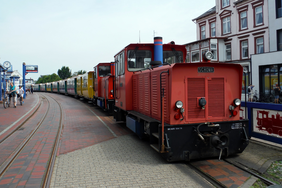 Lok  Aurich  und Lok  Hannover  der Borkumer Kleinbahn im Borkumer Bahnhof 1.8.2017
