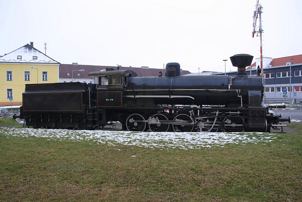 Lok der Baureihe 157, angeschrieben mit der Bezeichnung zur Zeit der Lieferung als KKStB 80.179 am 13.Dezember 2013, aufgestellt als Denkmal gegenber dem Bf.Knittelfeld.