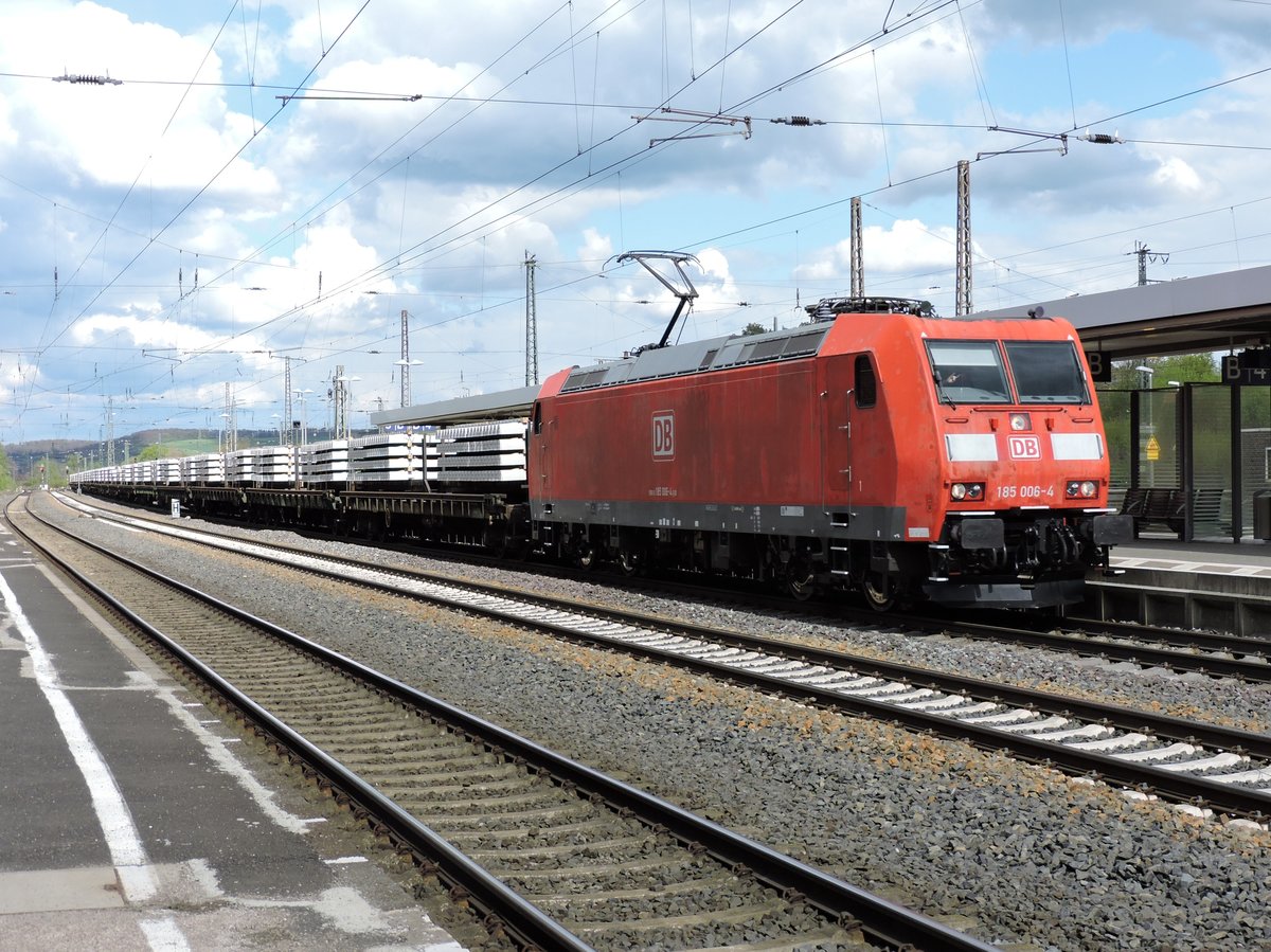 Lok der Baureihe 185 durchfahrt am 26.04.2017 den Bahnhof Eichenberg mit neue Schwellen. 