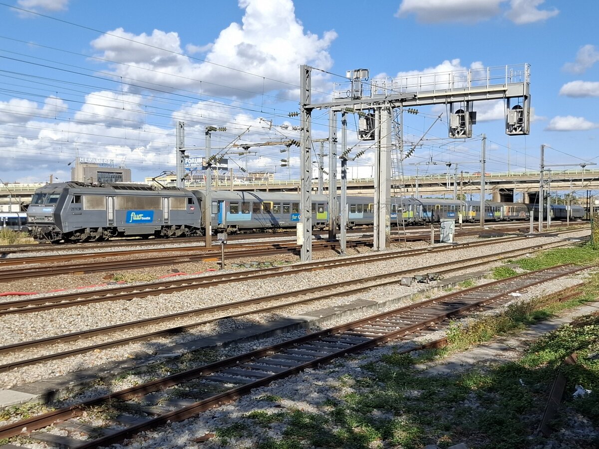 Lok BB 26163 mit farblich passenden Wagen in Paris am 16.9.2026.