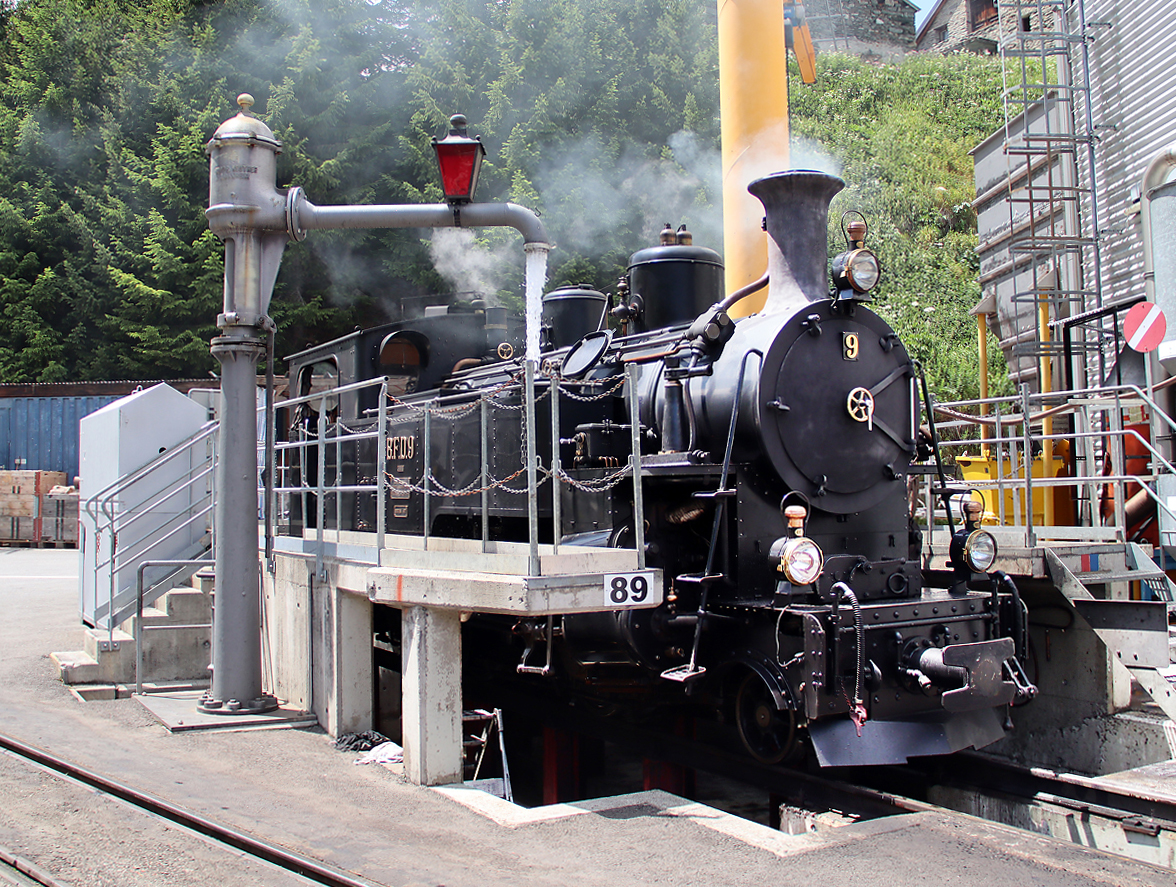 Lok BFD 9 (ex Brig-Furka-Disentis-Bahn) nimmt im Depot Realp Wasser für die Fahrt nach Furka - Gletsch - Oberwald. Realp, 1.7.2023