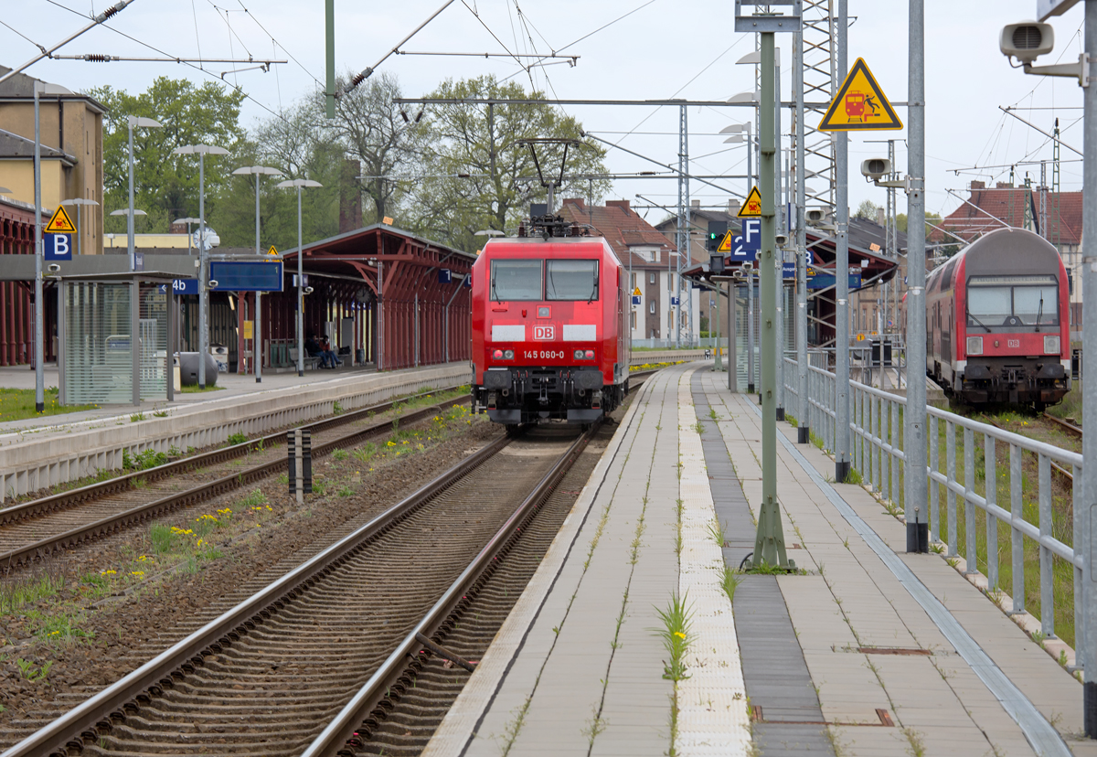 Lok der BR 145 durchfährt den Bahnhof Pasewalk, dort wurde am Bahnsteig 3 ein Ersatzzug abgestellt. - 05.05.2015